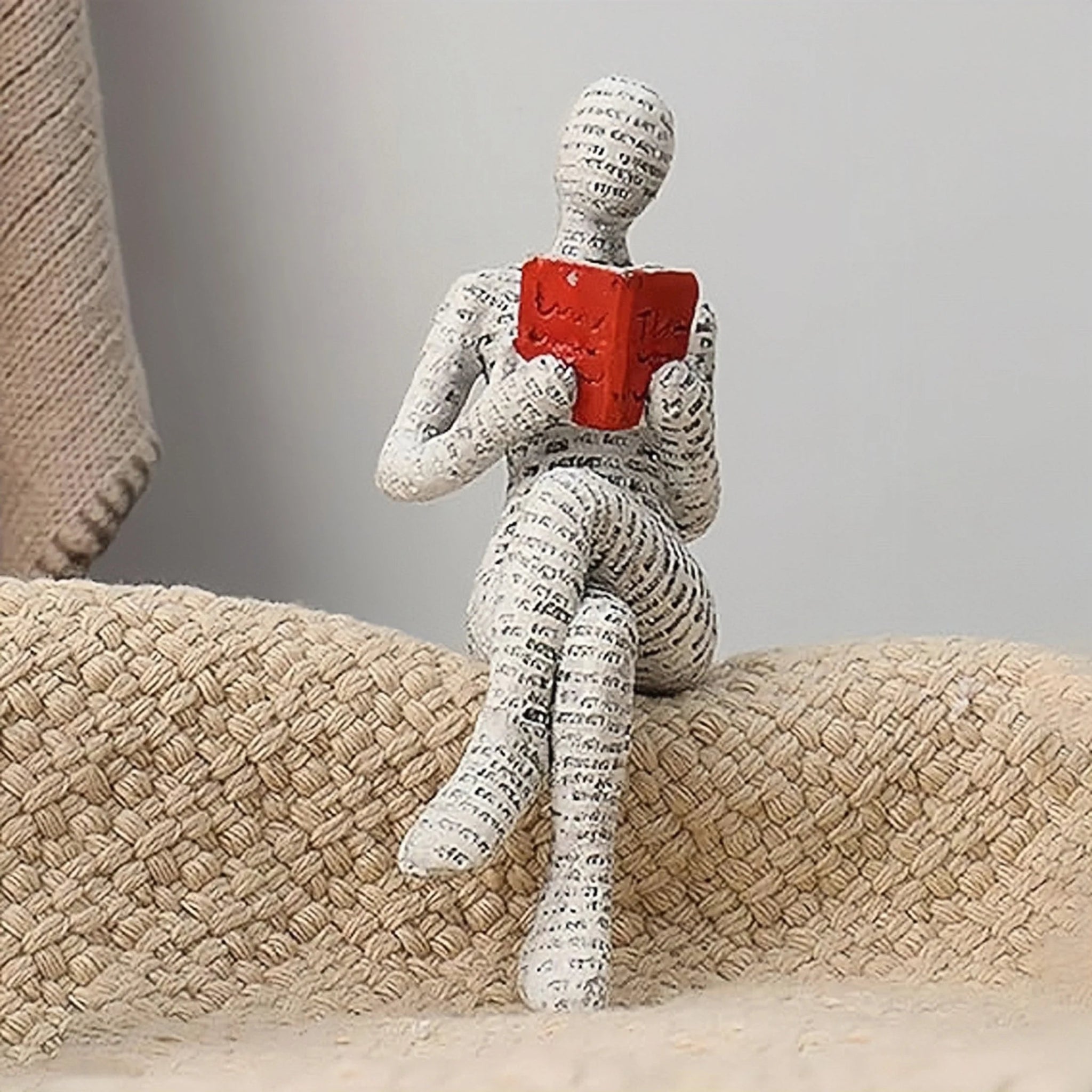 Escultura Leitora Moderna em Resina – 1 Peça - Aconchega