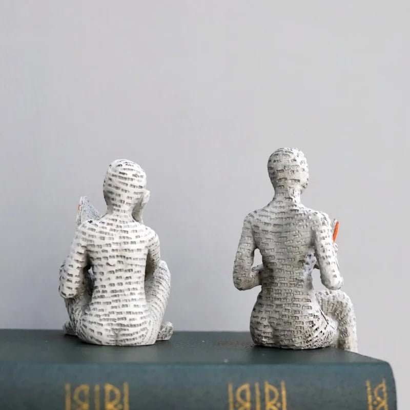 Escultura Leitora Moderna em Resina – 1 Peça - Aconchega