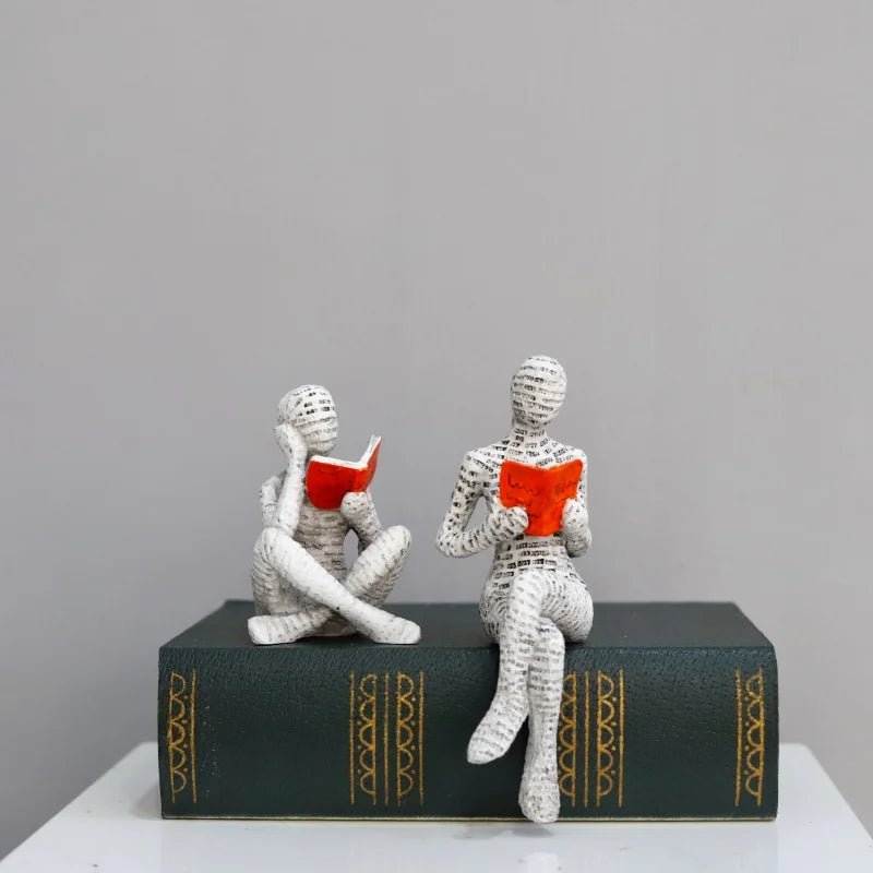 Escultura Leitora Moderna em Resina – 1 Peça - Aconchega