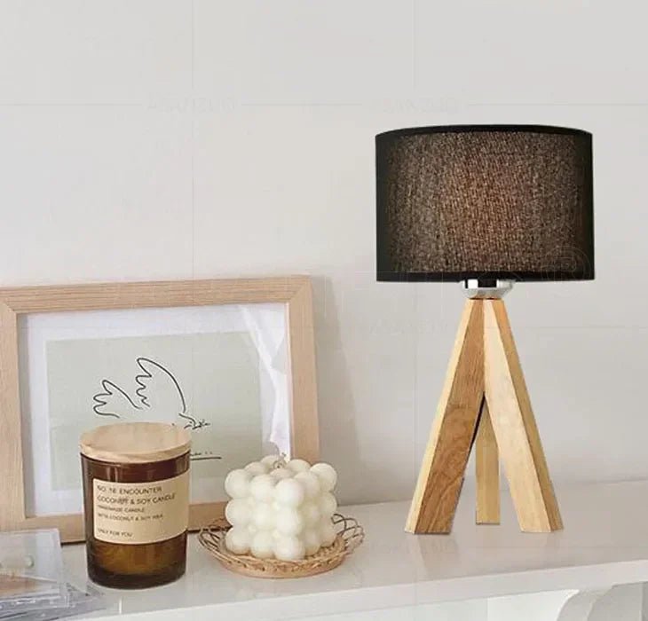 Luminária de Mesa Moderna em Madeira com Abajur de Tecido - Aconchega
